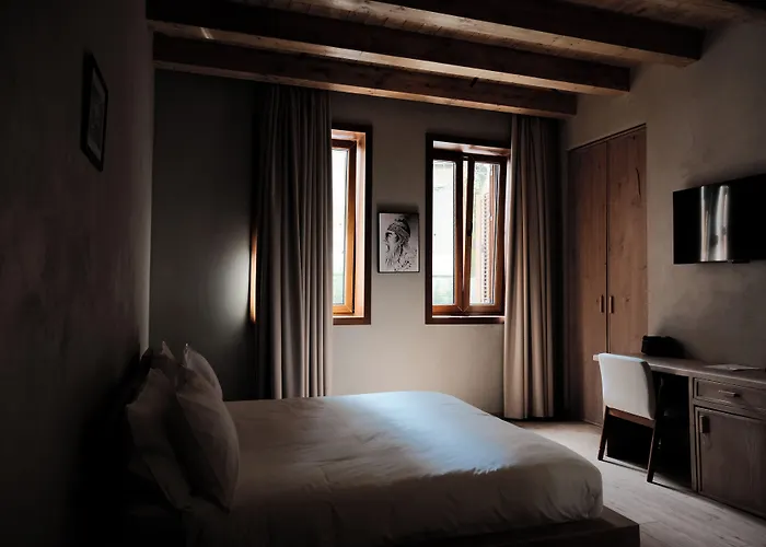 Faces & Places Boutique تيرانا